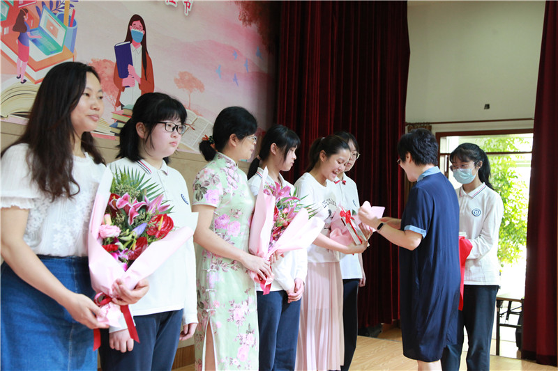 高三校领导赠书.jpg