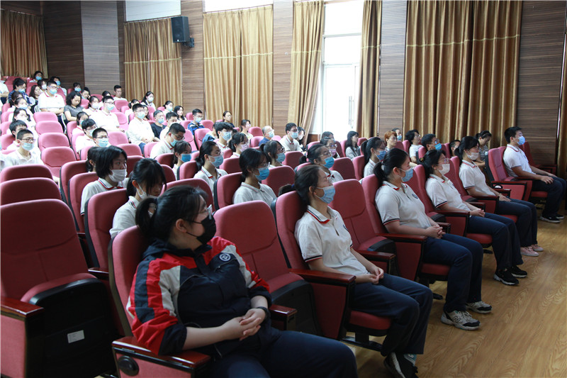 学生看.jpg