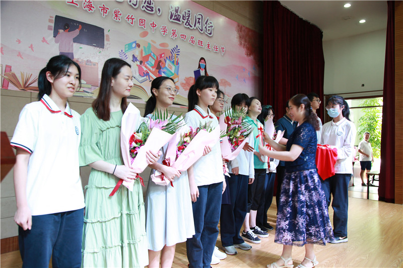 高二校领导赠书.jpg
