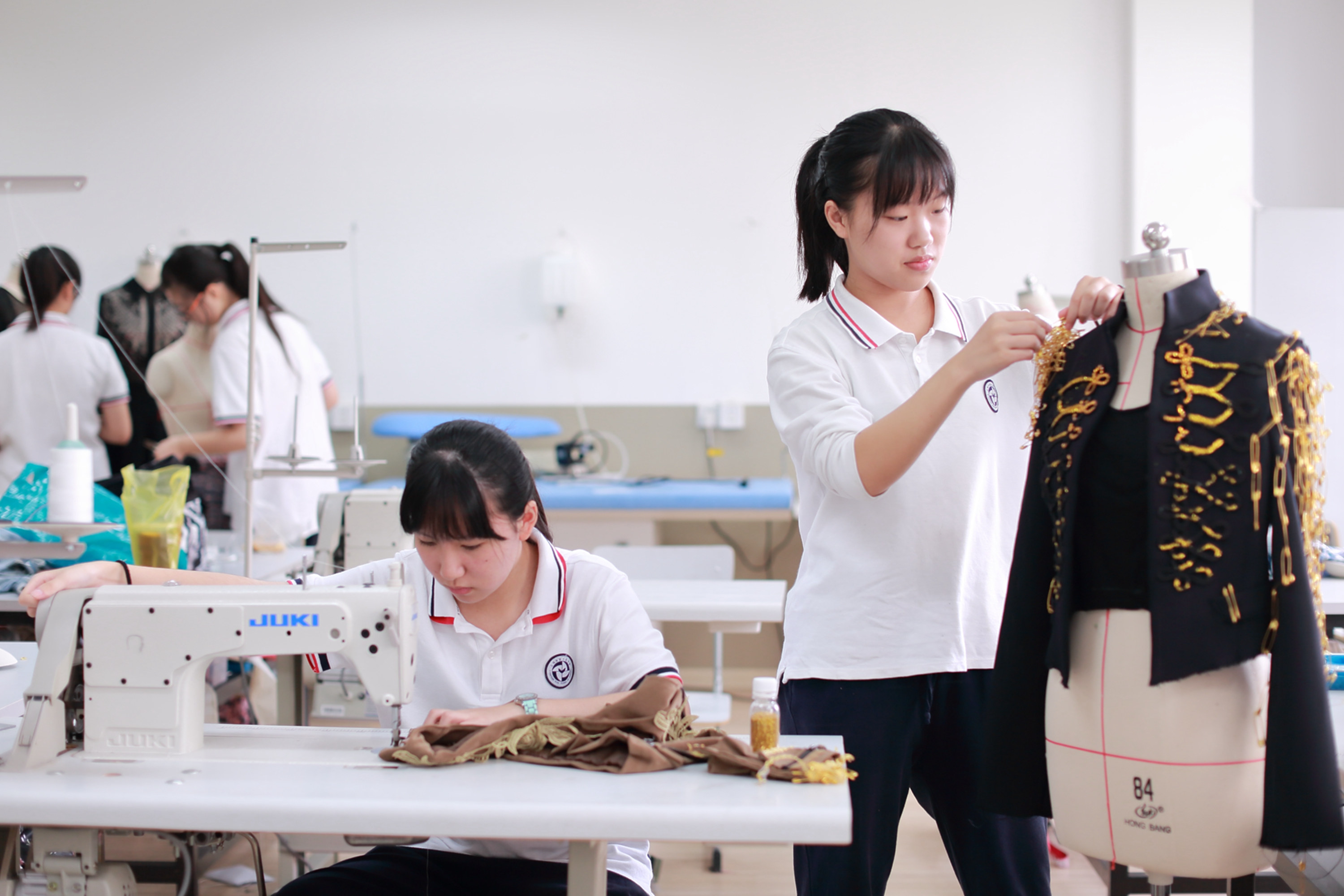多彩服饰（1305服装工作室）.jpg