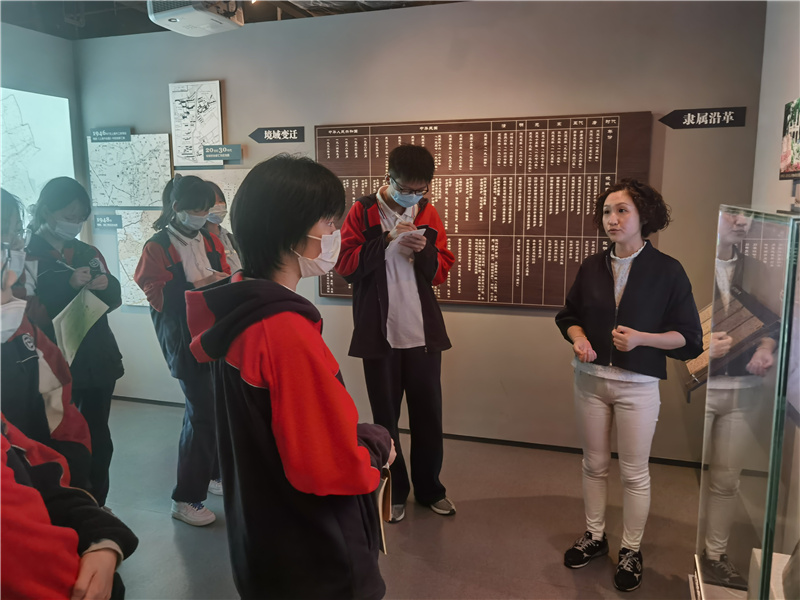 学生参观徐汇档案馆2.jpg