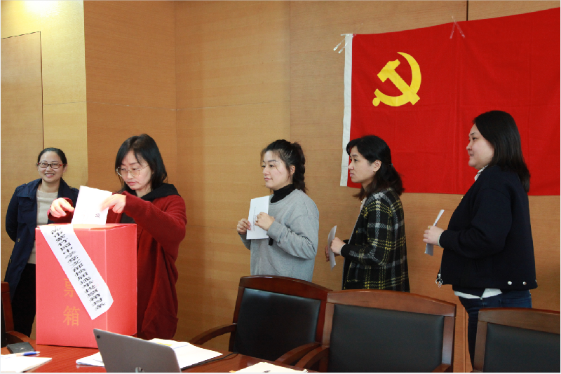 投票现场.png