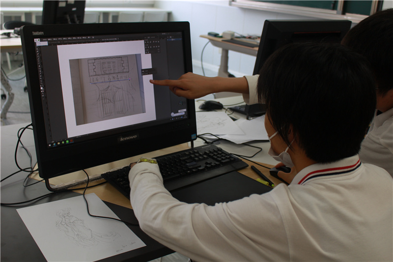 学生在电脑前制作效果图.jpg