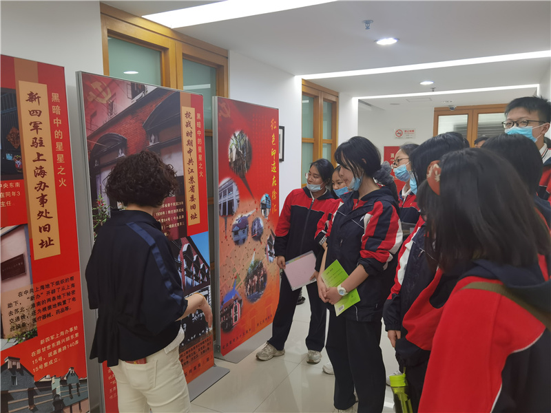 学生参观徐汇档案馆1.jpg